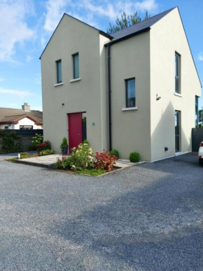 Modern, detached house, free parking, close to Races & city centre